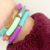 Bracelet jonc élastique résine tube graphique prune turquoise vert saumon