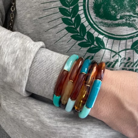 Bracelet jonc élastique perles tubes résine acétate acrylique marron et bleu