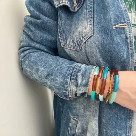 Bracelet jonc élastique perles tubes résine acétate acrylique marron et bleu