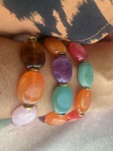 Bracelet élastique perles ovales en résine multicolore orange