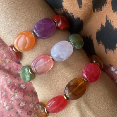 Bracelet élastique perles ovales en résine multicolore fraise