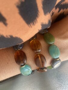 Bracelet élastique perles ovales en résine turquoise et gris