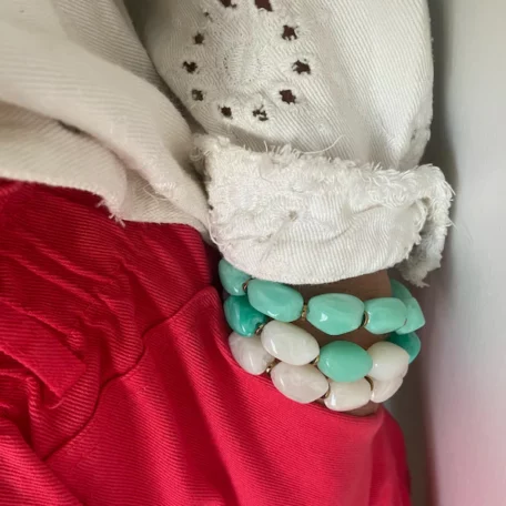 bracelet résine élastique vert d'eau et blanc