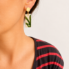 boucles d'oreilles terre rectangle palmiers portées