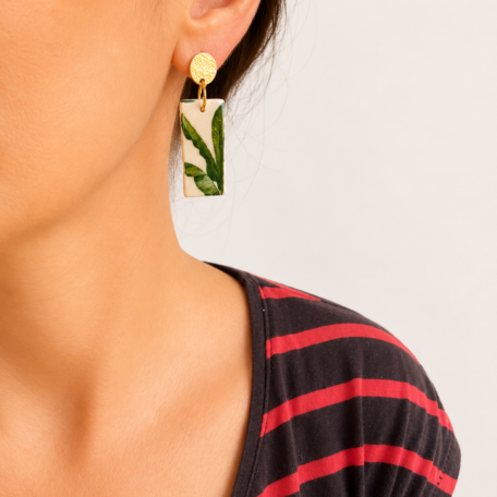 boucles d'oreilles terre rectangle palmiers portées
