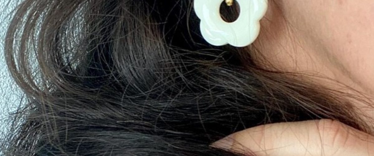 boucles d'oreilles résine fleurs blanches portées